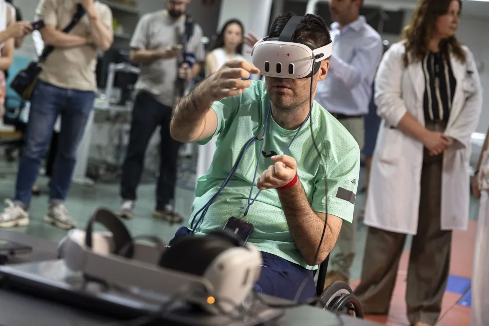 Paciente utilizando la plataforma de rehabilitación en realidad virtual del grupo AIR