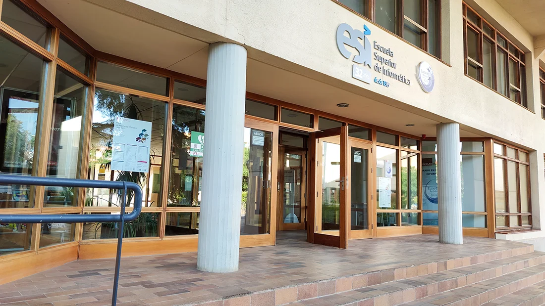 Entrada de la Escuela Superior de Informática de la UCLM en Ciudad Real